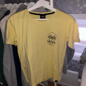 Dope T-shirt - T-shirt från Dope. Storlek XS. Aldrig använd endast provad!