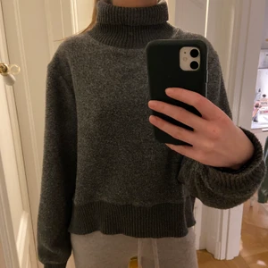 Tröja - Snygg och mysig polotröja från Zara i storlek S (oversized). Jätte skönt material i bra kvalite! Köparen står för frakten 