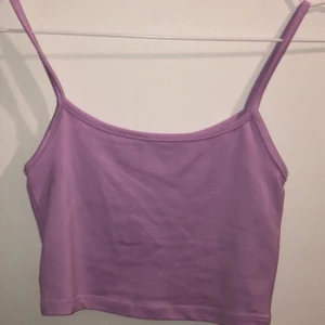 Lila linne 💜 - Från bershka strlk Xs. ALDRIG använd förutom testad. Super söt, älskar verkligen 🤍Många intresserade! BUD PÅ: 50kr+frakt🤍