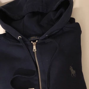 Ralph Lauren Hoodie  - Säljer min fina Ralph Lauren tjocktröja. I storlek S, den är som ny, lite små defekter såsom missfärgning på dragkedjan men inget man lägger märke till. Buda med minst 10. Frakt står köpare för ❤️