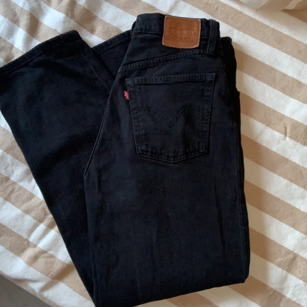 Sköna jeans sitter bra vid rumpan. Går till mina fotleder och är 160 cm. Går att diskutera priset 💕. Jeans & Byxor.