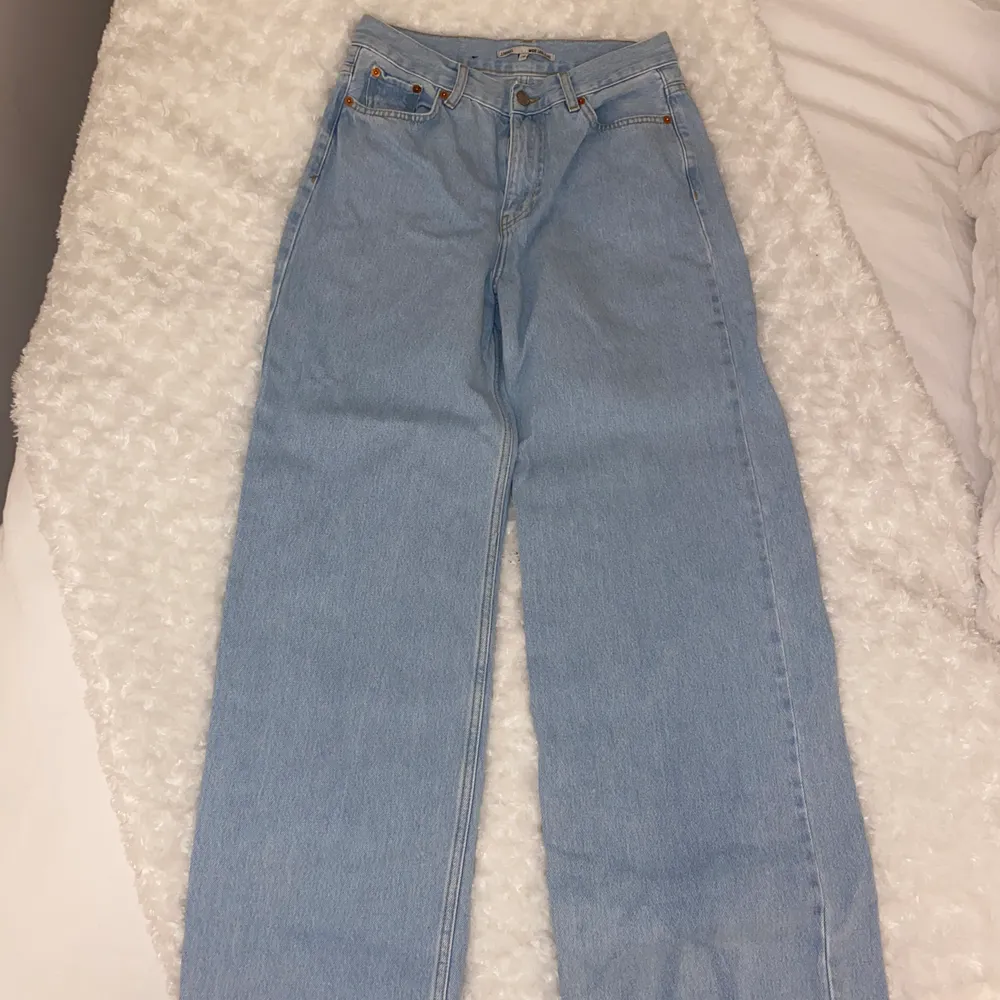 Säljer då mina fina Junkyard jeans HELT OANVÄNDA, ENDAST TESTAD EN GÅNG, säljer dom pågrund av att dom inte passar❤️(nypris 599kr) 28 motsvarar 34-36. Jeans & Byxor.