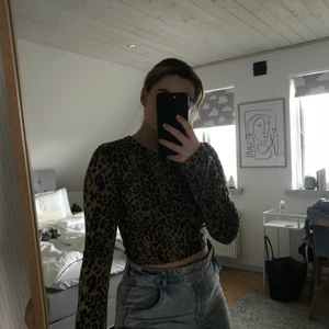 Stickad Croptop med långa ärmar - Strl S, köpare står för frakt🌸