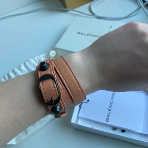 Balenciaga armband - Balenciaga armband i väldigt fint skick. Tags, dustbag och box medföljer om så önskas. 