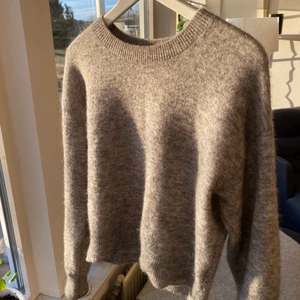 Stickad tröja från Other Stories  - Säljer grå stickad tröja från & Other Stories i storlek S! Köptes för något år sedan och i fint skick! 