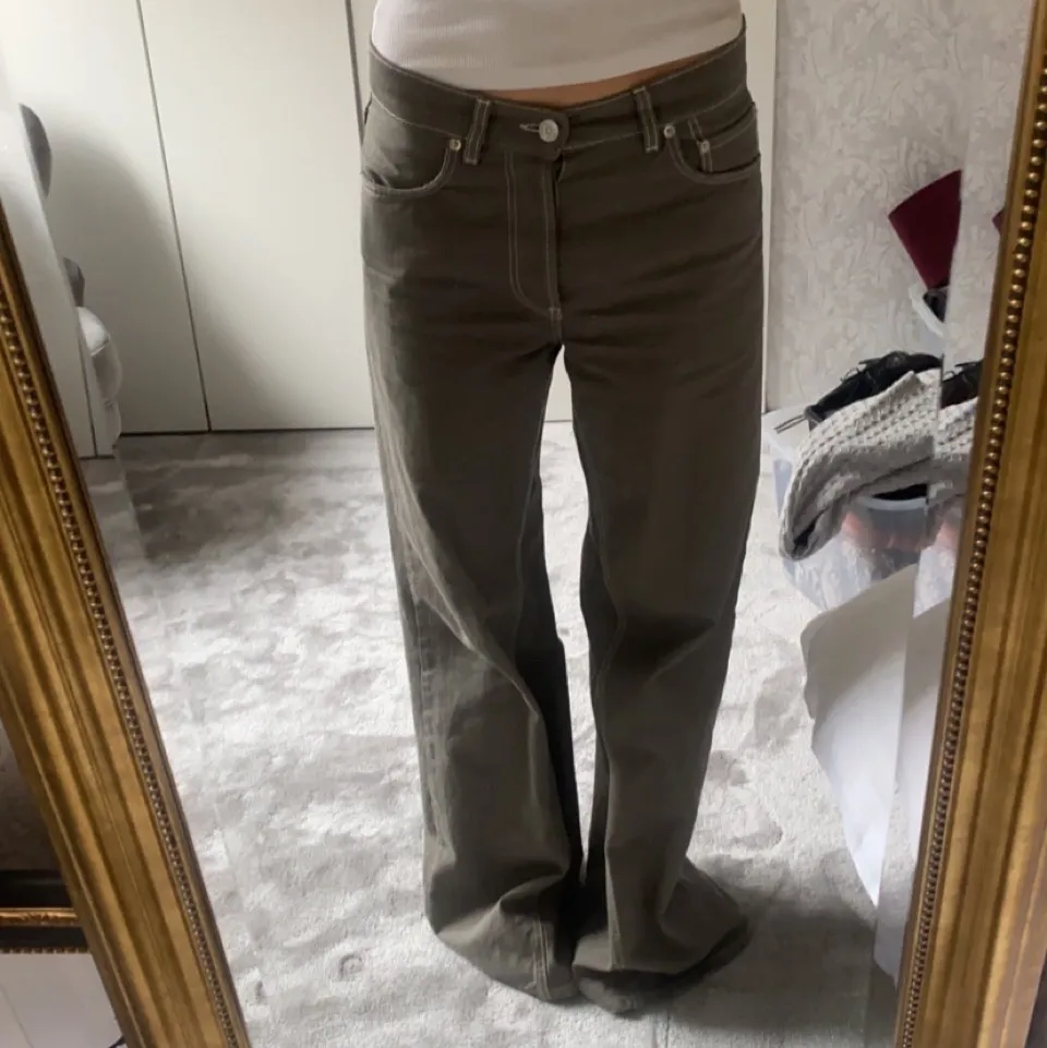 Säljer mina jeans från Ganni! Köpta sommaren 2019 och säljer på grund av för lite användning (endast använda två gånger). Nypris: 2000kr☺️passar både till vintern med stickad tröja eller sommaren tillsammans med en söt topp💫Jag är 168 och dem är väldigt långa på mig (behöver ha skor med hög sula för att kunna använda). Köparen står för frakt. Högsta bud: 480kr. Jeans & Byxor.