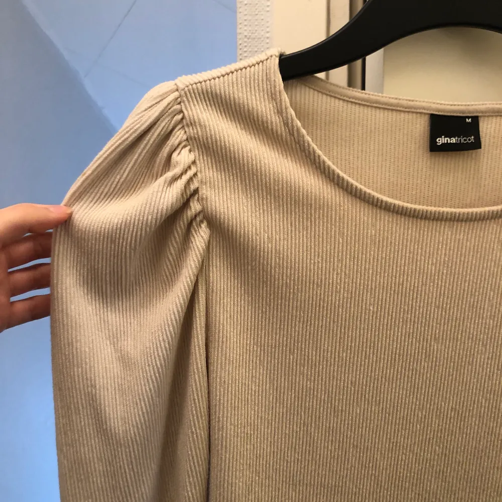 Gina tröja med lite puffiga armar i storlek M men passar S också🥰  säljer för 300kr + frakt 62kr. Tröjor & Koftor.