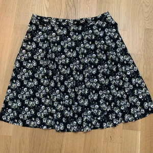 Blommig kjol - 40kr + frakt☺️                                                                               Tar emot swish💫