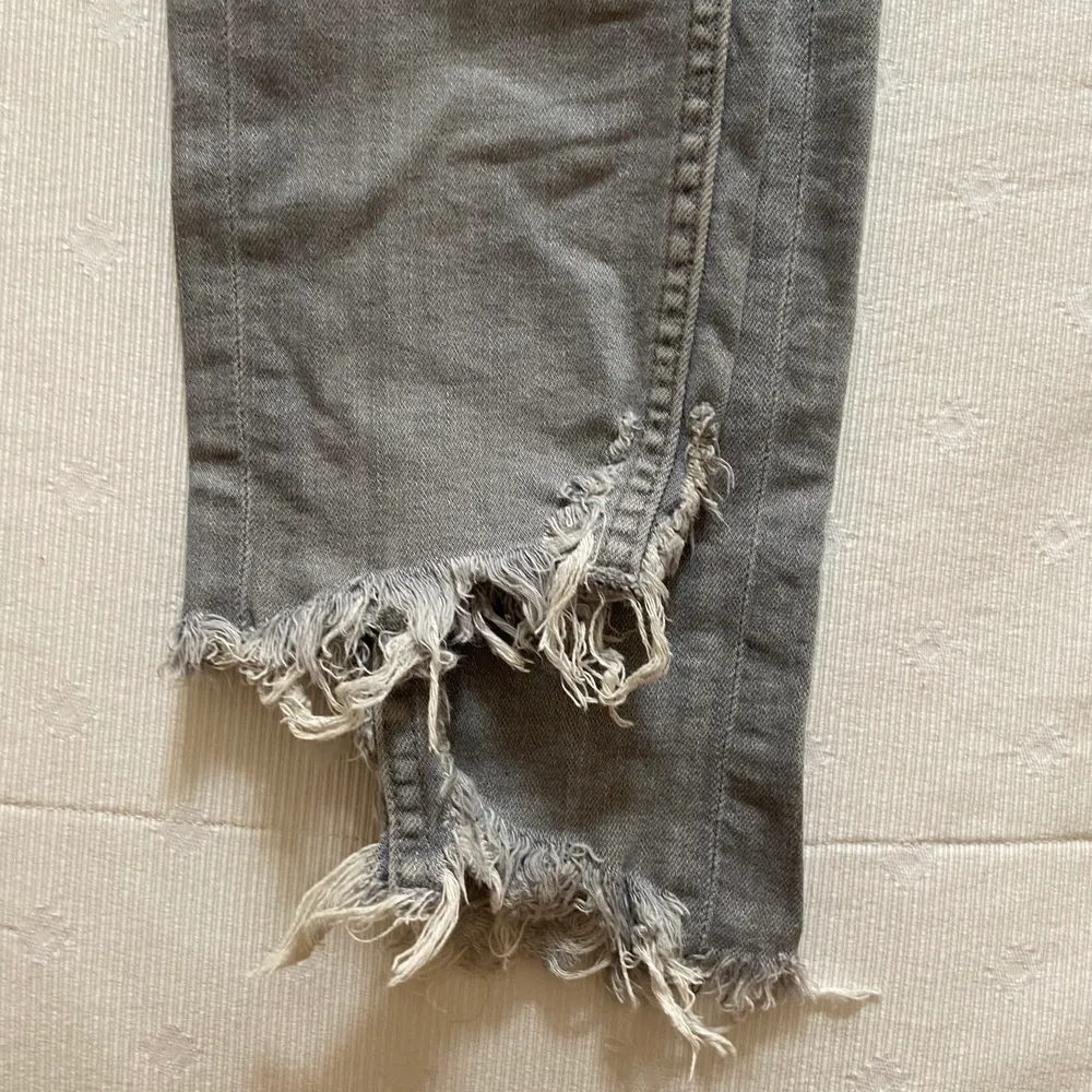Snygga ljusgråa jeans med slitning nertill i storlek 34, (jag är 167 cm). Använda fåtal gånger, mycket bra kvalite. Köparen står för frakten. Jeans & Byxor.