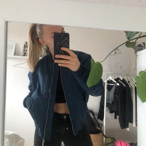 Bomberjacka  - En mörkblå bomberjacka från Junkyard! Bra skick och i storlek S! ⚡️⚡️ Pris kan diskuteras 💓