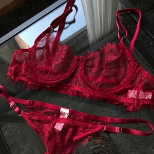 Underklädesset Shein  - Jättefint rött underklädesset i spets från Shein i storlek S. Helt oanvänt!! Köpte fler storlekar. Finns att hämta i Uppsala alternativt fraktas för endast 20kr extra!!