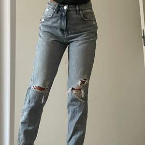 Säljer jeans från zara i 36, nyskick knappt använda. Skriv för fler bilder och info!!😀😊🤌🏼😃
