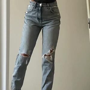 Jeans zara - Säljer jeans från zara i 36, nyskick knappt använda. Skriv för fler bilder och info!!😀😊🤌🏼😃