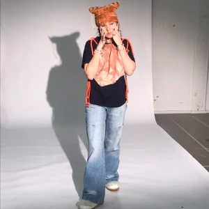 Väst moral  - Väst från @__moral.__, allt material är secondhand och handsytt!  Gå in på __moral.__ på instagram eller www.moral-moral.se för fler färger och mer kul!❤️