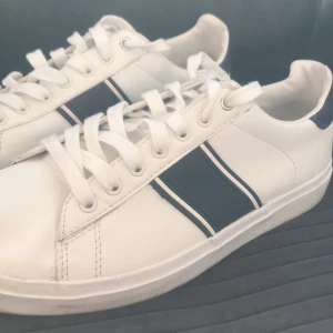 Vita Skor, zara - Perfekt skor t sommaren. De är från zara och nästan helt nya och rena