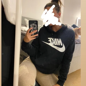 Nike hoodie - Supermysig hoodie från Nike, endast använd nån gång så den är som ny :) frakt tillkommer 66kr (spårbart)❤️