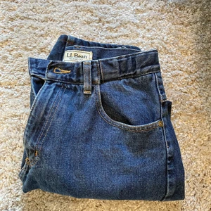 Vida justerbara blåa jeans - Köptes på beyond retro för 400 kr, justeras efter midjan & är därför väldigt stretchiga. Sitter perfekt i längd på någon som är 160 cm lång. Inga fläckar eller slitningar. Frakt ingår! 🤍