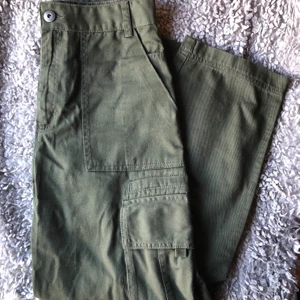 Monki cargopants - Olivgröna cargopants från monki i storlek 36. Sköna att skejta i och bara använda en-två gånger 🤍✨ frakt tillkommer! 