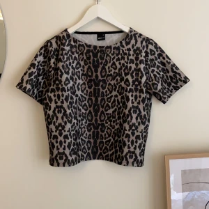 Glittrig leopard tshirt  - Glittrig leopard T-shirt 🐆 Kanppt använd! Passar även en S skulle jag säga!