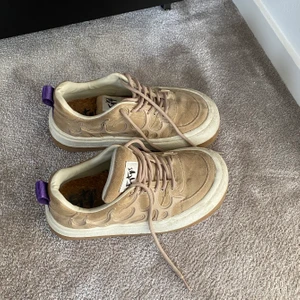 Beigea EyTys - Säljer dessa snygga beigha EyTys skor! Assnygga, använda ett fåtal gånger och har ensams lite smuts på sulan som jag självklart tvättar bort innna jag postar skorna! Skriv om ni är intresserade!