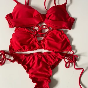 Röd bikini från nelly - Två toppar och en underdel för 70 kr. Topparna är i bra skick. Underdelen saknar däremot sina pärlor men förövrigt är den också i bra skick. Alla är i storlek xs och toppen längst upp i 70A. Passformen är normal och trosorna går att justera. Frakt tillkommer 48kr❤️