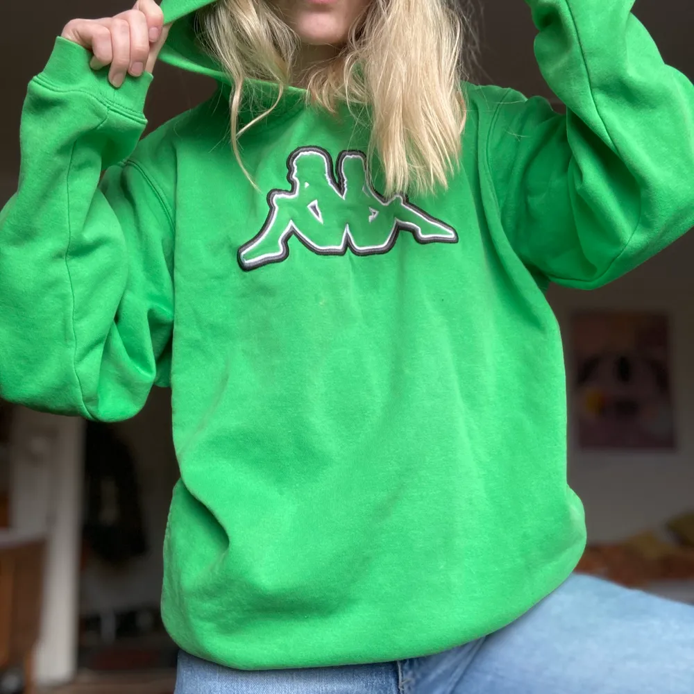 Grön kappa hoodie märkt med storlek M. Passar även mig i storlek S. Otroligt mjuk och i övrigt i felfritt skick. . Hoodies.