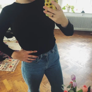 Svart topp från Bikbok - Svart topp med fina detaljer på ryggen i bra skick.