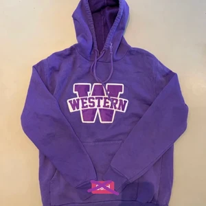 Lila hoodie - En väldigt snygg hoodie i fin lila färg köpt här på Plick. Första bilden är lånad av personen som jag köpte den av. Andra bilden är min men färgen syns bäst på första. Passar XS-M beroende på hur man vill att den ska sitta. Bara att skriva vid intresse eller för mer info. Frakt tillkommer! 💜