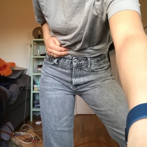 Gråa jeans - Raka jeans i ett lite stretchigare material från Zara. Säljer pga lite för korta på mig och lite för stora i midjan, är 175 lång 