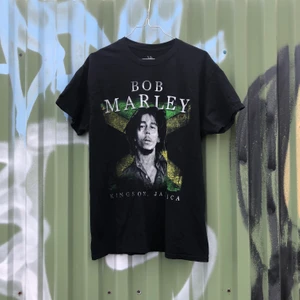 BAND TEE!! 📀📀 - Bob Marley merch, riktigt snyggt tryck och är i bra skick, trots några år på nacken. Tröjan är M och jag skulle säga den fits tts. Det är bara att skriva om du undrar något eller vill ha bild på något!! 🌱🌎📀