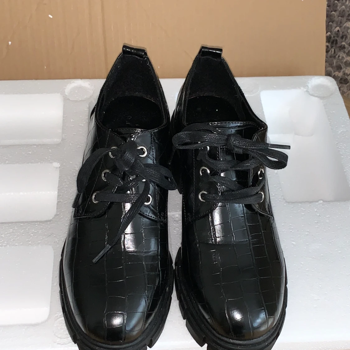 jättefin krokodilmönstrat skor - 90