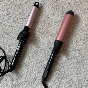 Två locktänger Babyliss - (Vänstra är såld)Säljer dessa två locktänger från Babyliss. Endast testade. Perfekt skick. Säljs pga att jag aldrig lockar håret. 150kr för den vänstra och 200 för den högra.