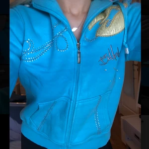Zip-hoodie - Säljer min zip-hoodie som jag köpte på secondhand💙strass-detaljer & sidenluva.  Storlek l/xl men sitter som en M.            BUD: 120, budgivning avslutas på Söndag 21:00