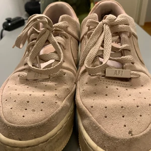 NIKE AIR FORCE 1  - Storlek 39, bra skick. Ljusrosa i färgen.
