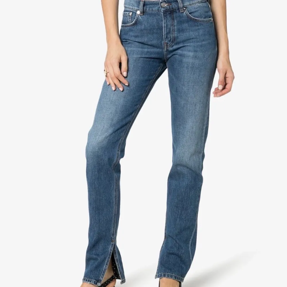 Ett par jeans från Ganni med slits vid ankeln! Modellen heter Sheldon och de är i bra skick. De är i storlek 28 men de då de var lite för stora för mig sydde de i Ganni-butiken in de i midjan, så de ligger mellan 27-28 i storlek.. Jeans & Byxor.