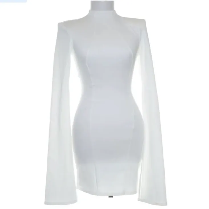 Superfin vit klänning med öppen rygg som tyvärr inte är min stil!🥰. Klänningar.