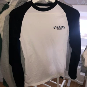 Dickies Tröja - Långärmad T-shirt från Dickies. Storlek XXS. För liten för mig så knappt använd!