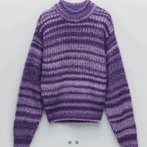Stickad tröja  - Stickad tröja från zara i L, sitter oversized på mig som är s. Buda från 150kr💗 högsta bud: 240kr