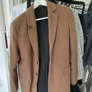 Beige rock/kappa - Så himla snygg beige kappa från Weekday i storlek 46 men den är mycket mindre i storleken. Jag som vanligtvis har 36/small har denna som en oversized rock. Använd max 5 gånger så nästan nyskick. Köparen står för frakten 💖