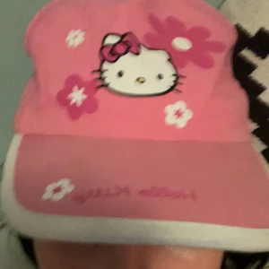 hello kitty keps - köpt från plick 2020, den e rätt liten men jättegullig o stylish