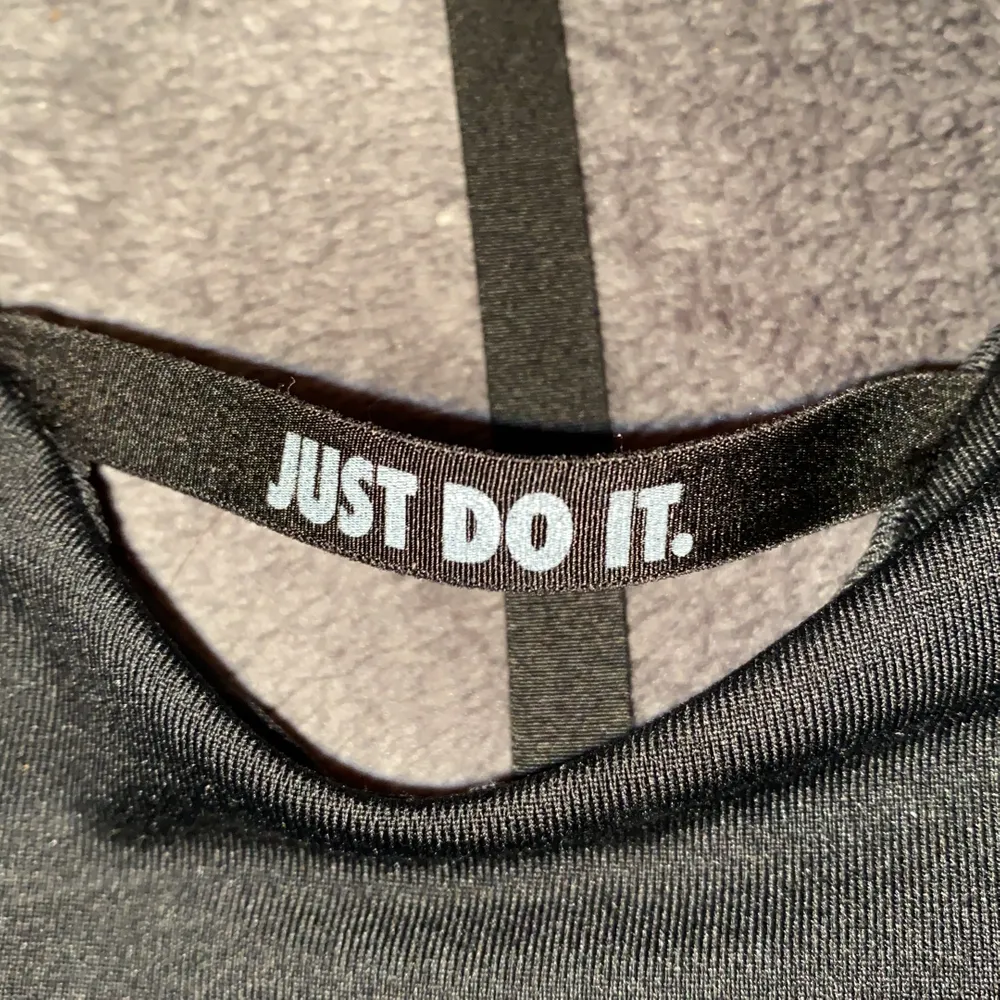 En sporttopp från Nike med väldigt fint mönster i ryggen, säljs då den sitter för tajt på mig:). Hoodies.