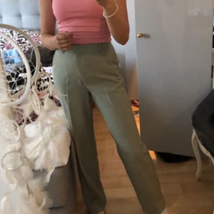 Kostymbyxor - Säljer dessa gråa kostymbyxor från NA-KD med snedskuren gylf som en extra detalj 🤍 Storlek xs och bra längd, knappt använda och är i fint skick⚡️ köparen står för frakten💖