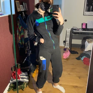 Puma mjukis-set - Ett superskönt set från puma, går jättebra att springa i eller bara ha som sköna kläder. Använt runt 3-5 gånger, de är i bra skick. Byxorna är lite korta för mig, men jag är 177cm, så om man är lite kortare kommer det passa perfekt. Tröjan finns i nästa inlägg😊