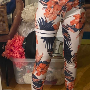 Träningssett - Stronger inspirerat träningsett. Fint blommönster. Byxa och topp ingår i pris. Frakt tillkommer