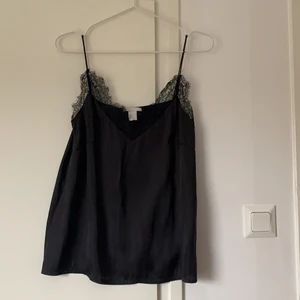 Svart satin linne med spetsdetalj  - Super fint linne med svart spets som inte kommit till användning. 💘FRAKT ÄR INKLUDERAT I PRISET & PRISET KAN SÄNKAS💘