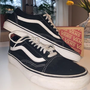 Äkta vans 🛹 - Hej! Säljer ett par Vans (herr) i storlek 42! Använda men i bra skick, inga slitage eller liknande. ✨🛹