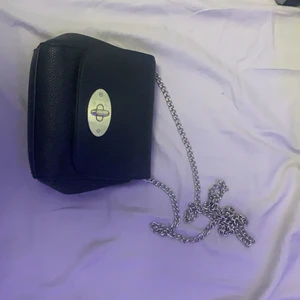 Svart liten väska  - Köpt från glitter, fortfarande i bra skick! 