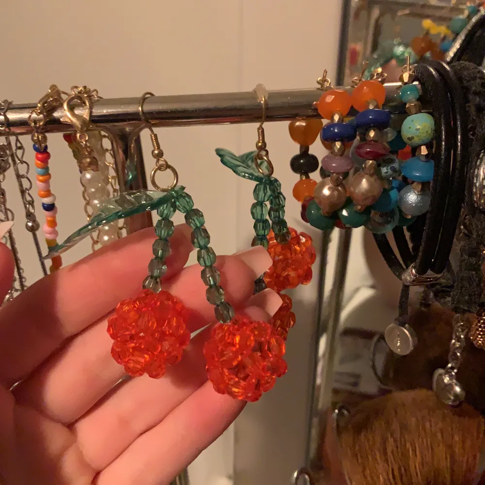 Jättesöta körsbärs örhängen! Älskar dessa gulliga örhängen men jag har två par av de så säljer ett par. . Accessoarer.