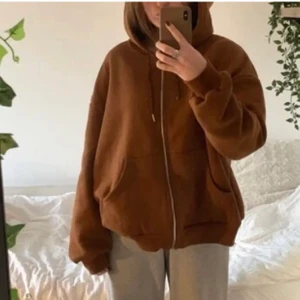 Brun zip hoodie - Populär brun ziphoodie ifrån SHEIN, slutsåld just nu! Storlek L, helt oanvänd. Materialet är superbra , mjukt och tjockt! 🤎 lägger ut igen pga oseriösa köpare. Köp direkt för 300kr eller buda!