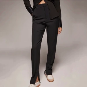 Kostymbyxor - Kostymbyxor med slits från Zara. Säljes då jag fick hem fel storlek och de inte längre går att returnera. Aldrig använda! nypris: 559kr